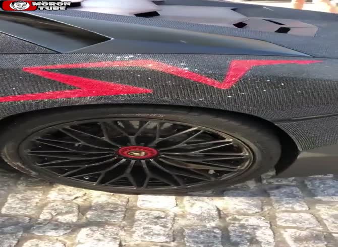 Video :A Lamborghini Aventador SV with Swarovski crystals all over it
